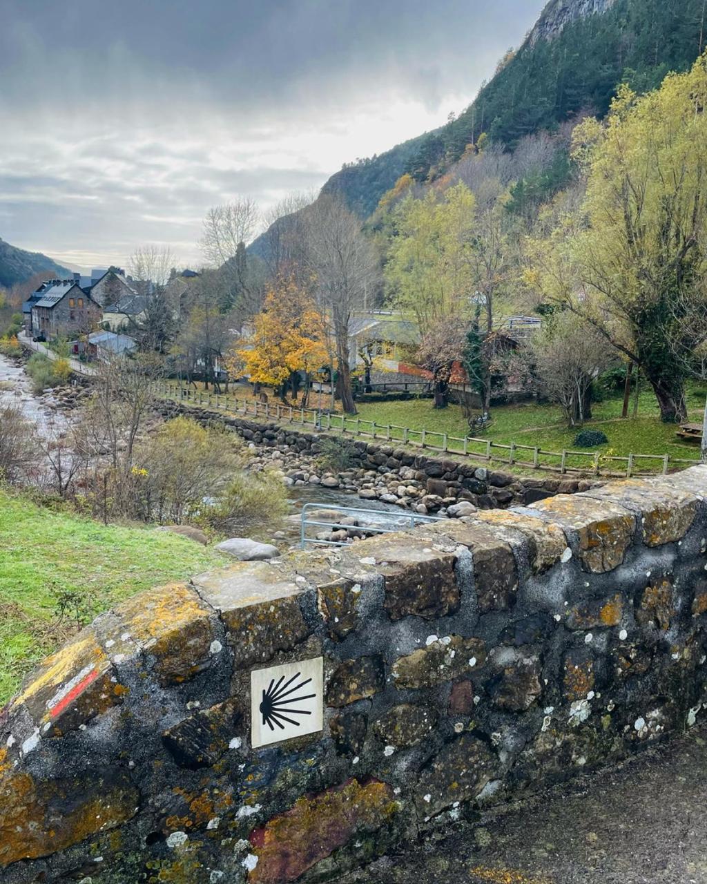 Calmfranc Atico Abuhardillado Con Vistas Al Rio Y La Montana Avistamiento De Ciervos En Canfranc Pueblo Экстерьер фото