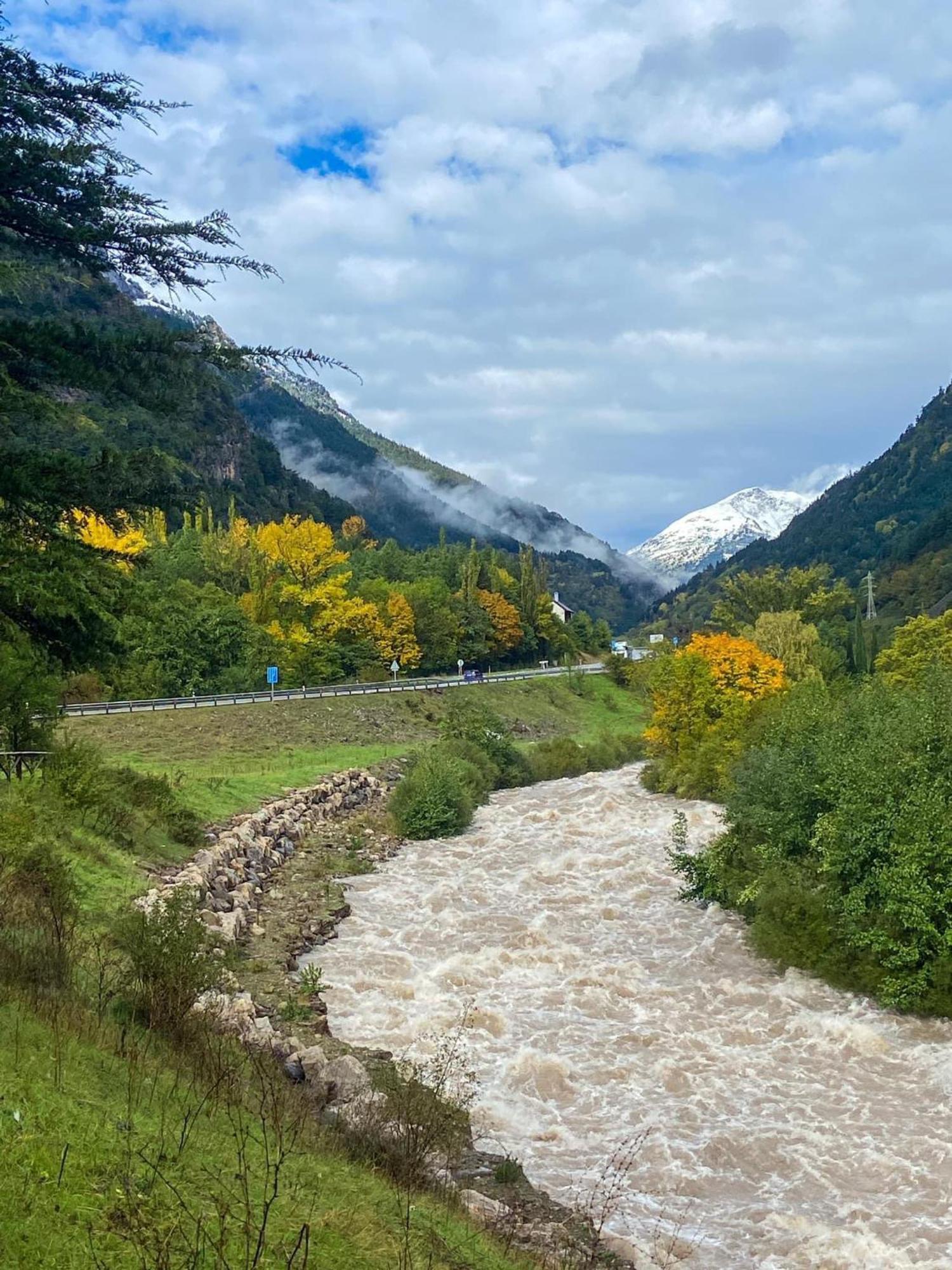 Calmfranc Atico Abuhardillado Con Vistas Al Rio Y La Montana Avistamiento De Ciervos En Canfranc Pueblo Экстерьер фото
